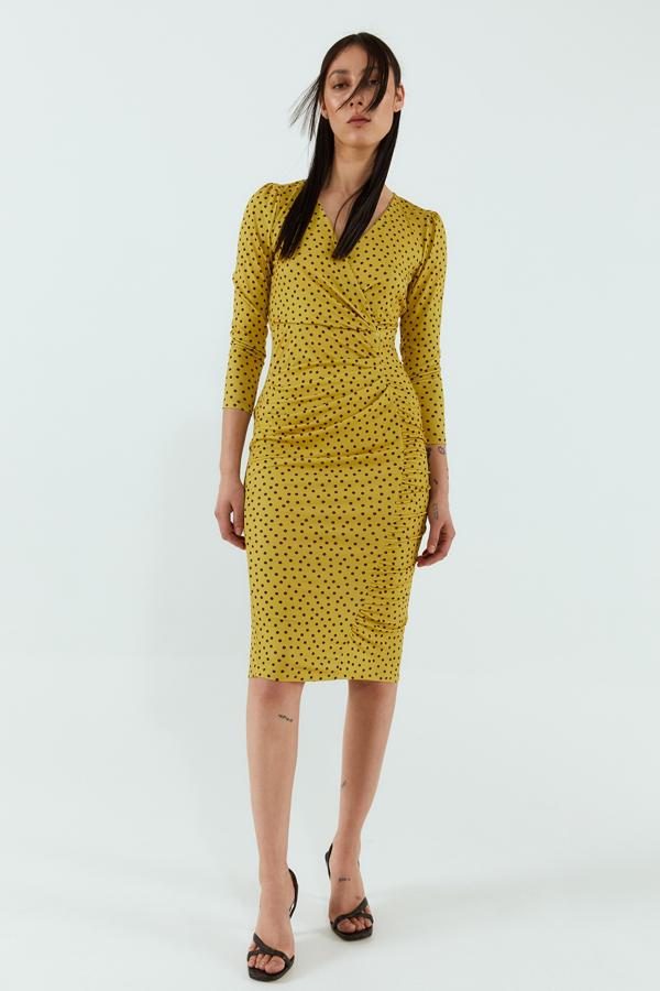 En color amarillo con pequeños lunares negros, este vestido cuenta con escote de pico y detalle de frunces. Tiene un precio rebajado de 11,99 euros.