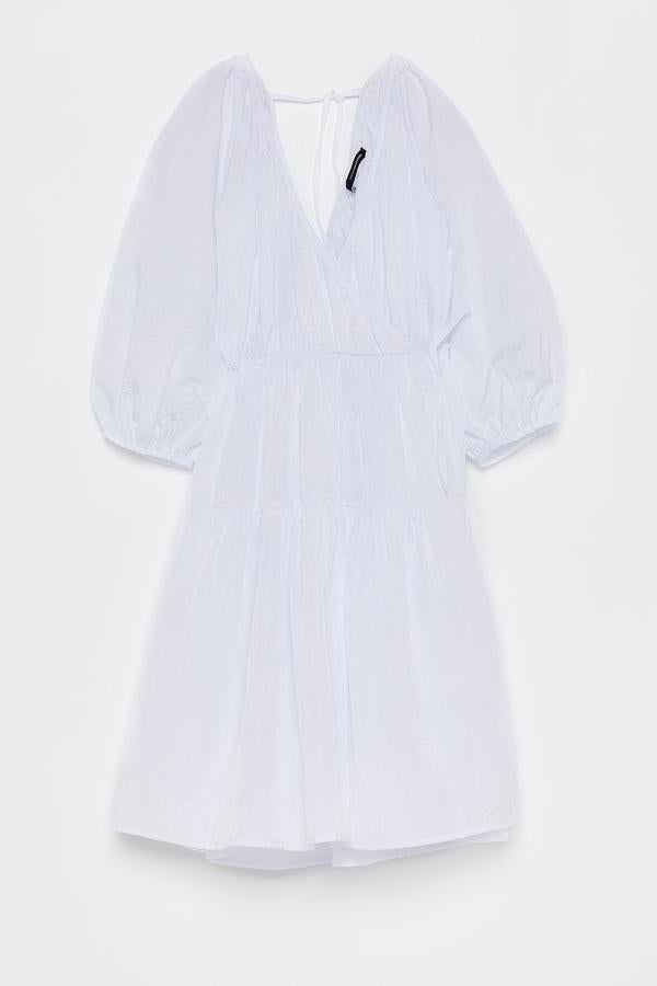 Con manga abullonada y cuello de pico, este vestido corto en color blanco tiene un precio rebajado de 15,99 euros.