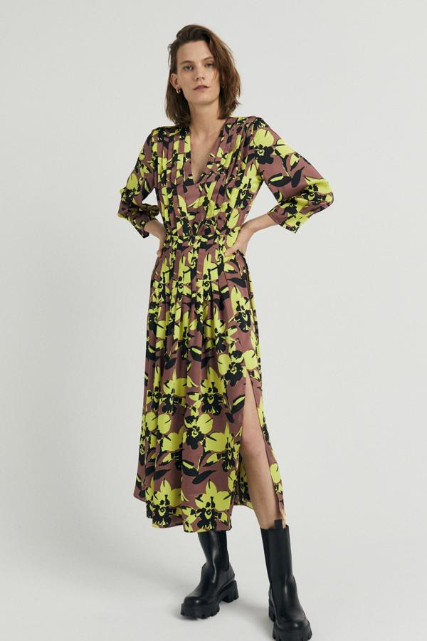 En tonos marrones y amarillos, este vestido midi con escote en V y tejido plisado cuenta con abertura lateral y tiene un precio rebajado de 27,95 euros