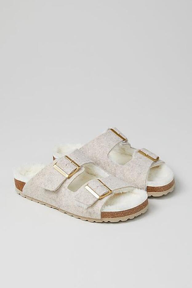 Este cómodo modelo cuenta con pelo en la planta y diseño abierto.