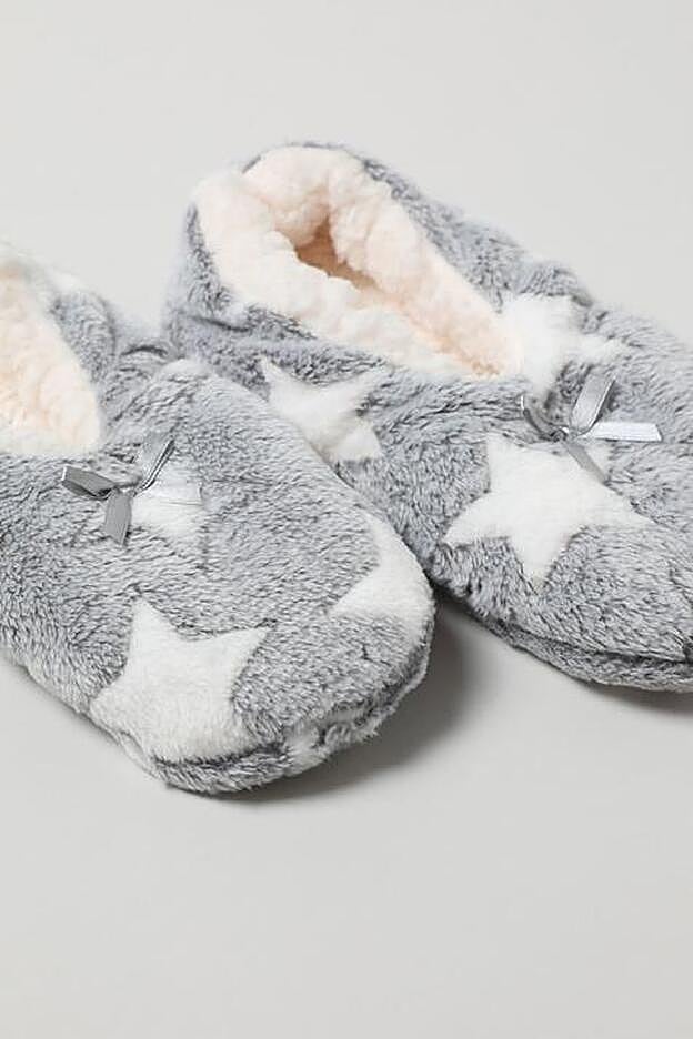 En tejido de efecto pelo, estas zapatillas son de lo más cómodas y calentitas.