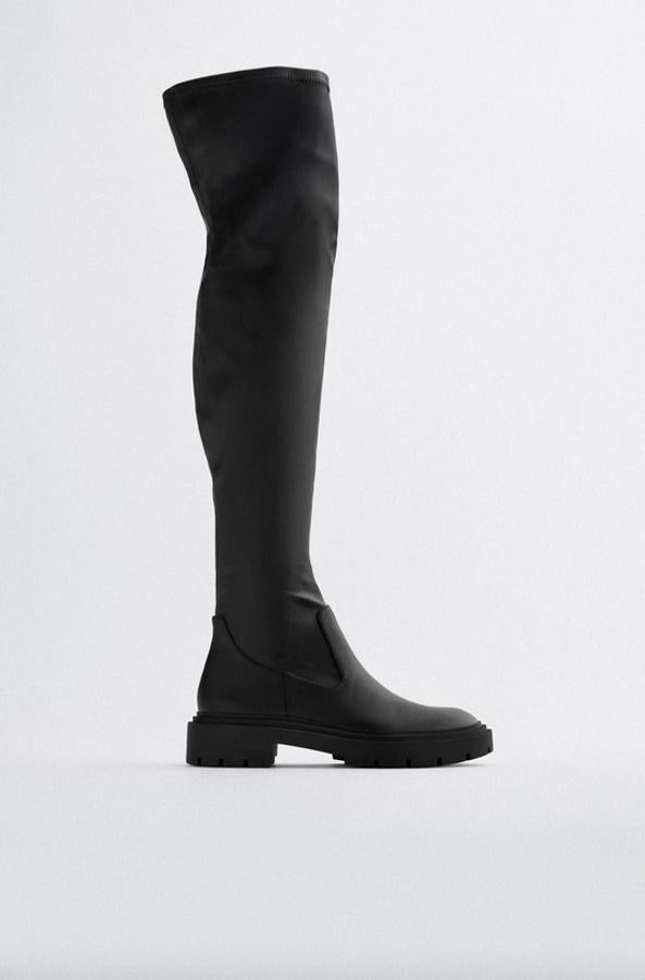 Caña alta elástica para esta bota plana en color negro de Zara con suela gruesa y cierre mediante cremallera interior. Cuesta 39,95 euros y está disponible entre los números 35 y 42.