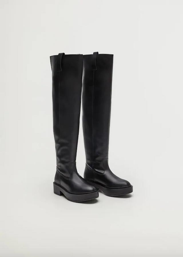 Punta redonda, abertura trasera superior y tiradores laterales para estas botas negras de caña alta con plataforma de Mango. Tienen un precio de 139,99 euros y podemos encontrarlas únicamente en los números 36 y 37.