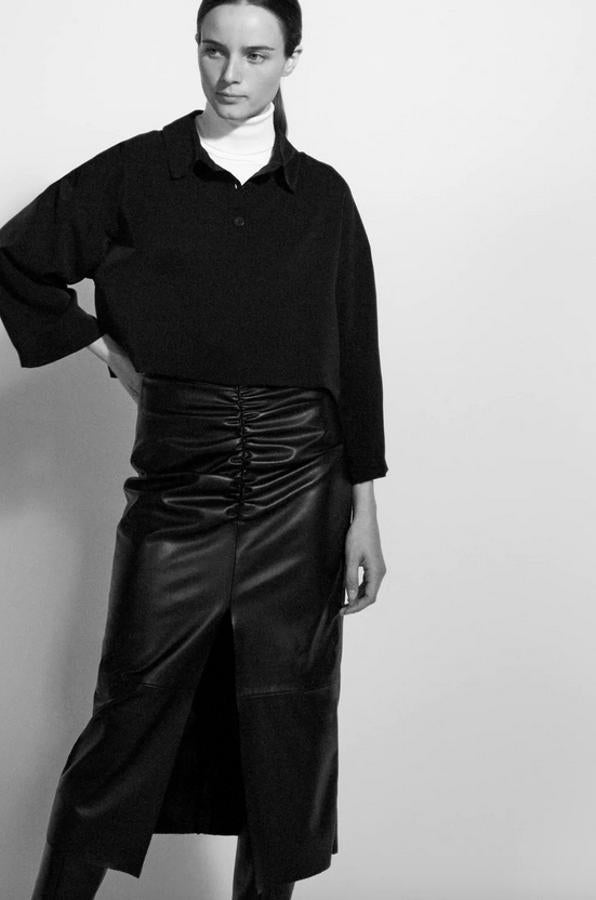 Diseño de tubo midi fruncido en el frontal, con abertura, cierre en espalda oculta en costura para esta falda de Zara que tiene un precio de 29,95 euros y podemos encontrarla entre las tallas XS y XXL.