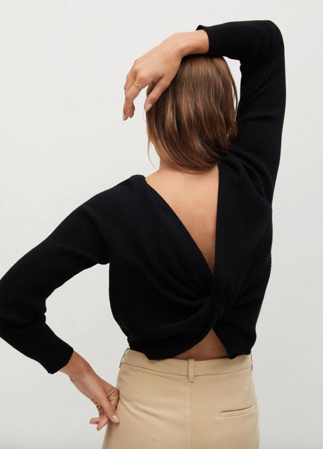 Con diseño de espalda cruzada, cuello redondo y mangas largas, este jersey negro de Mango está rebajado y de 29,99 euros ha pasado a costar 19,99 euros. Podemos encontrarlo entre las tallas XS y XL.