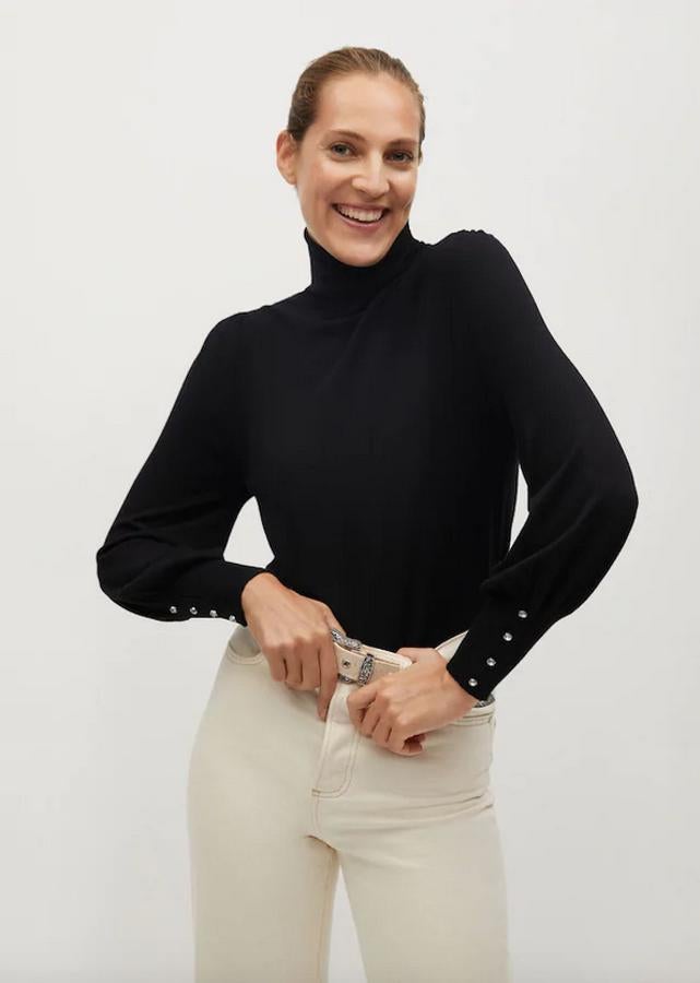 Con detalle de botones efecto joya en los puños, este jersey de punto con cuello vuelto y manga larga abullonada es de Mango y podemos encontrarlo únicamente en las tallas S y L por 25,99 euros.