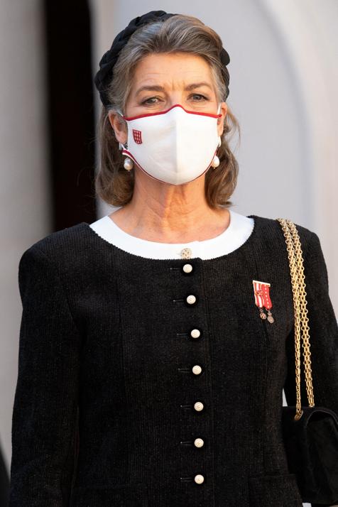 El 2020 también ha estado lleno de sorpresas y de reivindicaciones como  la de Carolina de Mónaco , que abandonó los tintes de pelo y dejó su cabello al natural para mostrar al mundo sus canas y marcar tendencia. ¡Nos encanta!