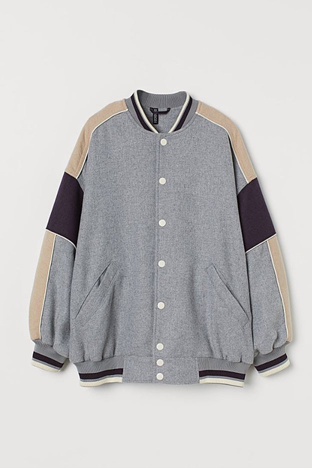 Cazadora de béisbol oversize de H&M, con lana reciclada en la trama.