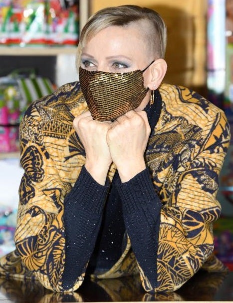 Mucho se ha hablado en las últimas semanas del  cambio de look más radical de Charlene de Mónaco . Se veía venir desde que se hizo con un flequillo mini, pero lo que no esperábamos es que se atreviera con un corte de pelo bob rapado que nada tiene que ver con el estilo del resto de royals. ¿Estamos ante la princesa más rebelde de la monarquía?