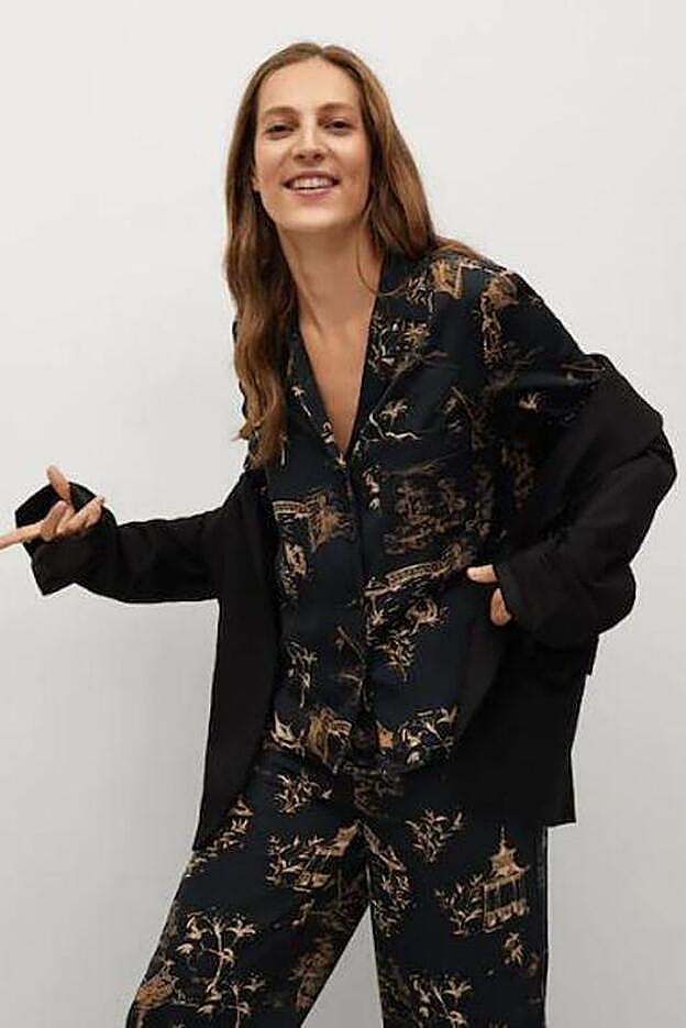 Este conjunto de Mango con estampado oriental nos parece ideal para pasar una Nochevieja en casa.