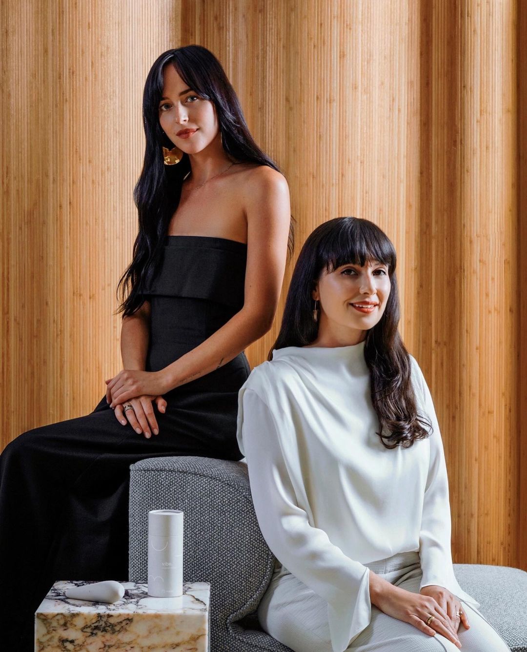 Y en contra del viento fue  Dakota Johnson  hace tan solo unos meses, que abandonó su rubio oscuro por una melena larga y negra arriesgada pero de lo más favorecedora.