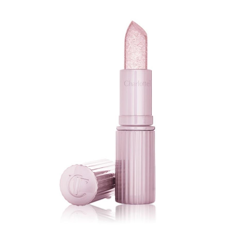 Labial transparente que se adapta al color base de los labios con efecto glitter, de Charlotte Tilbury (28 euros).