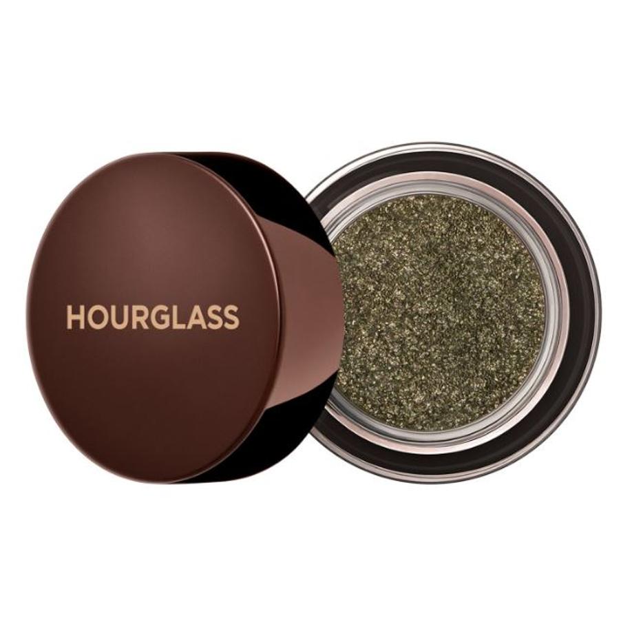 Sombra de ojos glitter en color verde caqui, de Hourglass (31,99 euros).