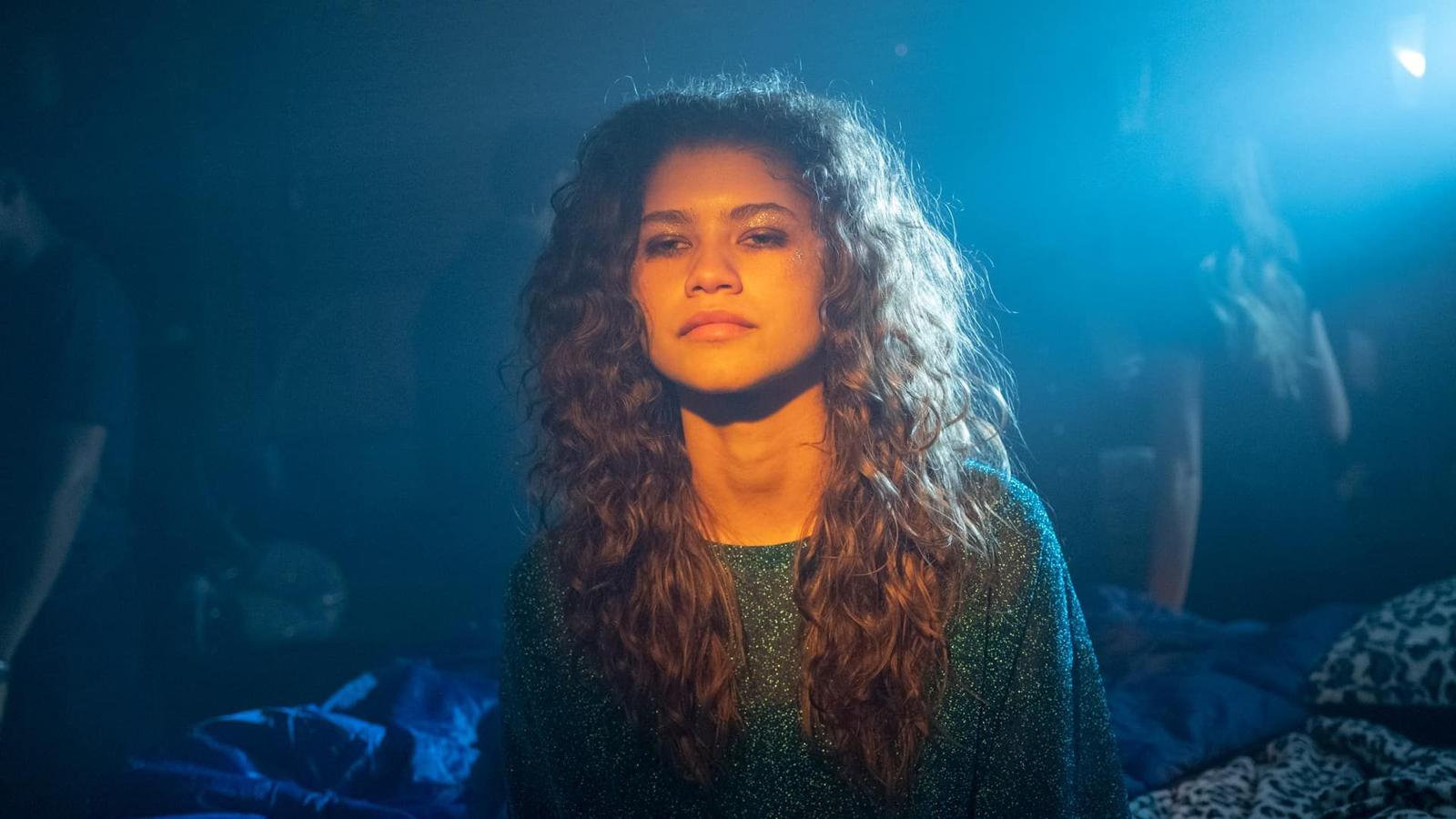 Después de ver sus dos capítulos-puente (los especiales de navidad menos navideños de la historia de la televisión), se nos ha abierto el apetito por ver nuevas andanzas y angustias de Rue (Zendaya) y compañía. La segunda temporada de Euphoria llegará en 2021, y solo sabemos que habrá drogas. Tampoco hacía falta que nos lo jurasen.