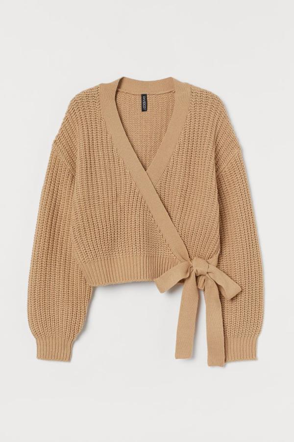 Chaqueta cruzada de H&M (19,99 euros) Un cárdigan diferente en un favorecedor color arena.