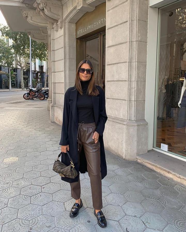 Abrigo masculino, pantalón de cuero y mocasines es la propuesta de @emitaz