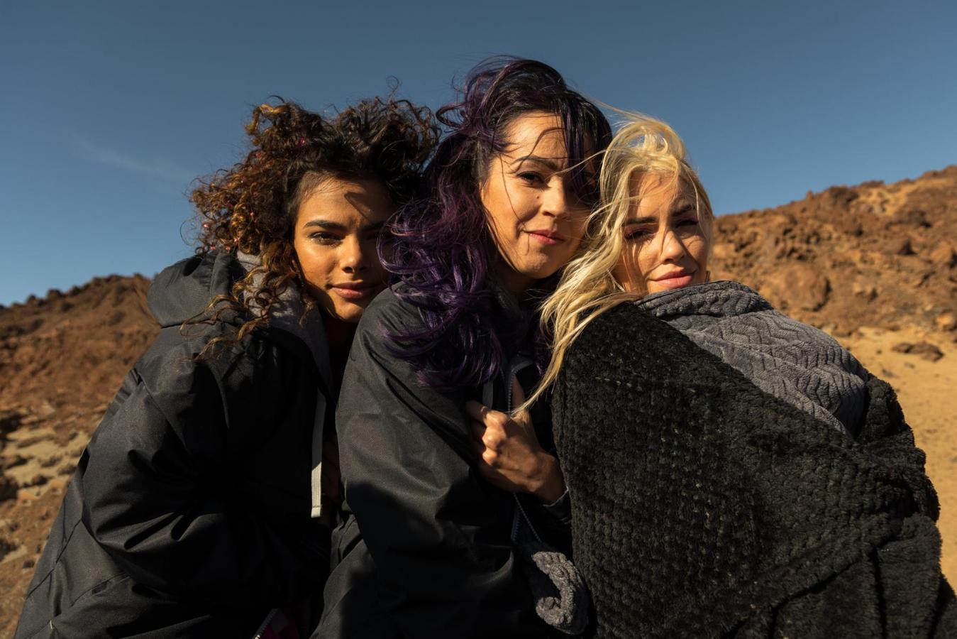 Álex Pina (La casa de papel) firma Sky Rojo, una de las novedades españolas más esperadas, protagonizada por Miguel Ángel Silvestre, Verónica Sánchez o Asier Etxeandía: tres prostitutas agreden a su proxeneta y huyen sin saber qué rumbo tomar: ¿denunciar, vengarse por su cuenta, desaparecer…? Habrá que verla.