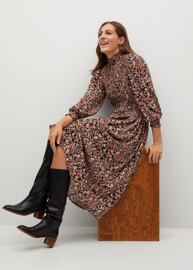 Vestido con estampado de flores de Mango (29,99 euros) Con nido de abeja y un bonito estampado en tonos tierra.