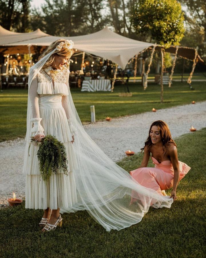 Clara Baselga protagonizó una de las bodas más bonitas y especiales del año gracias a una ceremonia celebrada en su casa y un vestido así de original que firmaba Teresa Helbig.