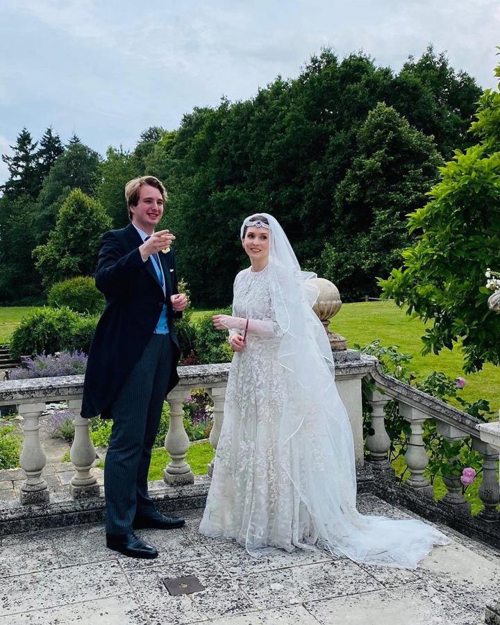 En verano, fue la princesa Raiyah de Jordania la que protagonizaba una de las bodas de cuento del 2020. Se casó con el periodista británico Ned Donovan y lo hizo con un romántico vestido de encaje floral y una diadema.