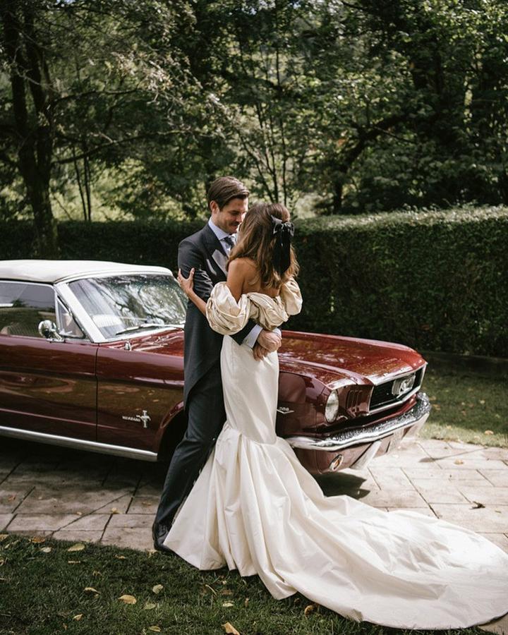 Casarse en otoño así de bonito es posible y la boda de en Bilbao de Teddy e Iñigo es un buen ejemplo. La madrileña optó por este impresionante vestido de Castellar Granados hecho a medida con referencias de Giambattista Valli o Valentino.