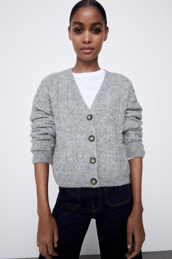 Chaqueta gris con ochos de Zara (22,99 euros) Una prenda de punto que no puede faltar en ningún armario.