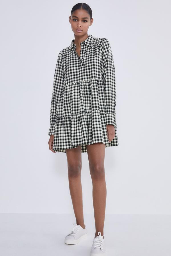 Vestido con estampado de cuadros en blanco y negro de Zara (29,99 euros) Una prenda para estrenar ahora pero que también podrás llevar en primavera.