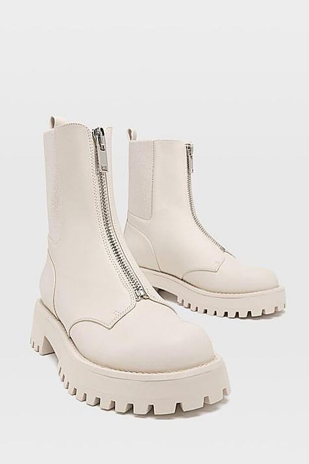 En color crudo y con cremallera en la parte superior, estos botines son unos de los más deseados.
