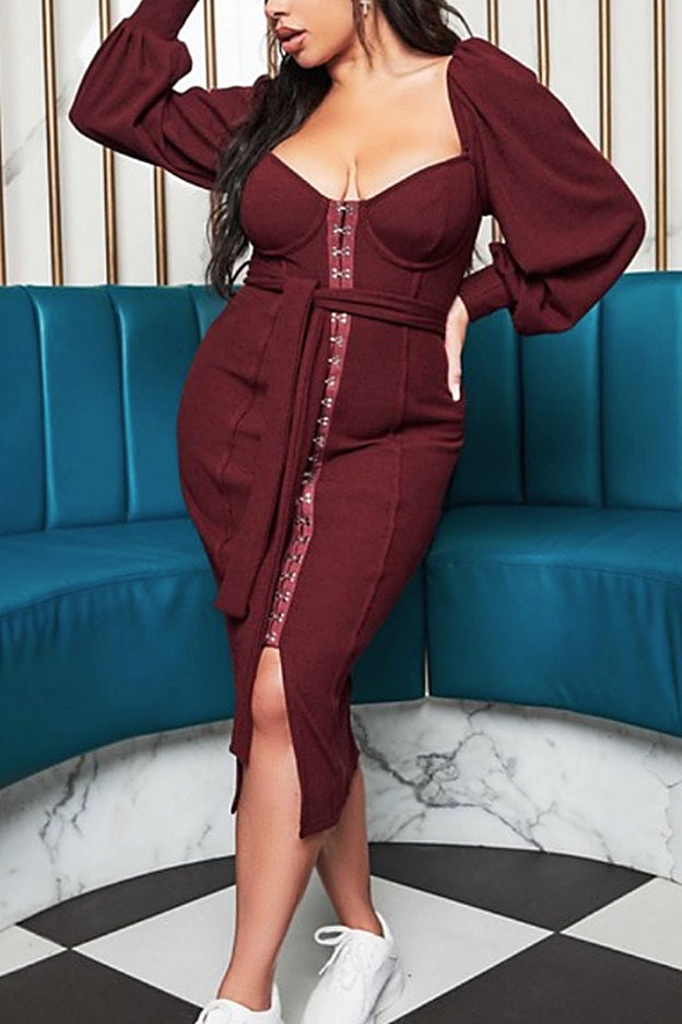 Impresionante vestido de punto de color arándano con patrón tipo corsé.