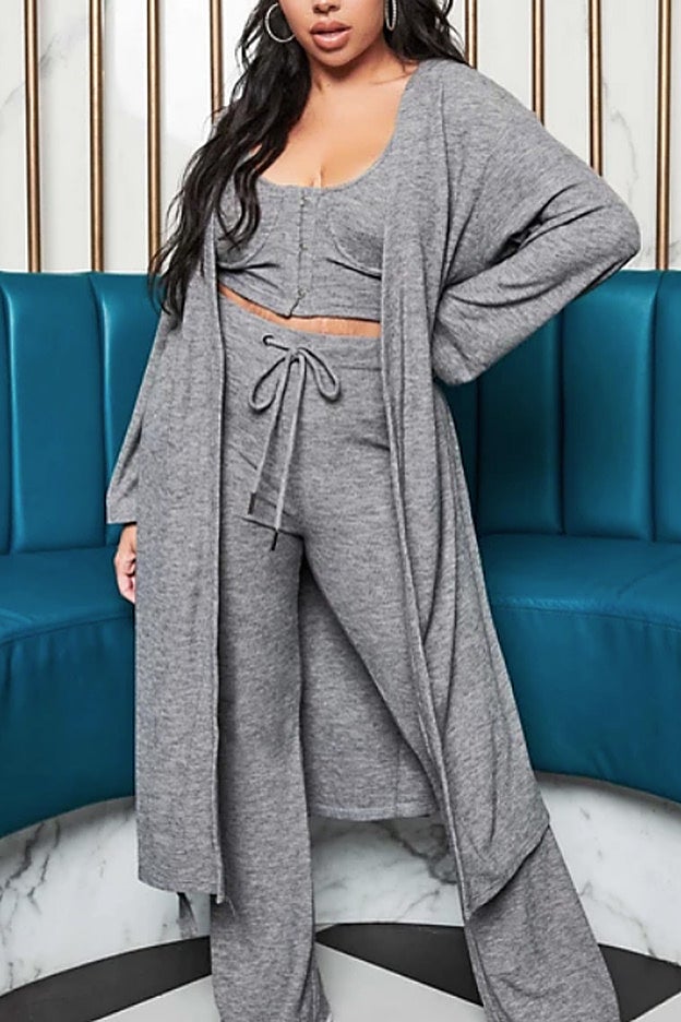 Conjunto de cárdigan, pantalón y top de punto, de Lavish Alice Plus.