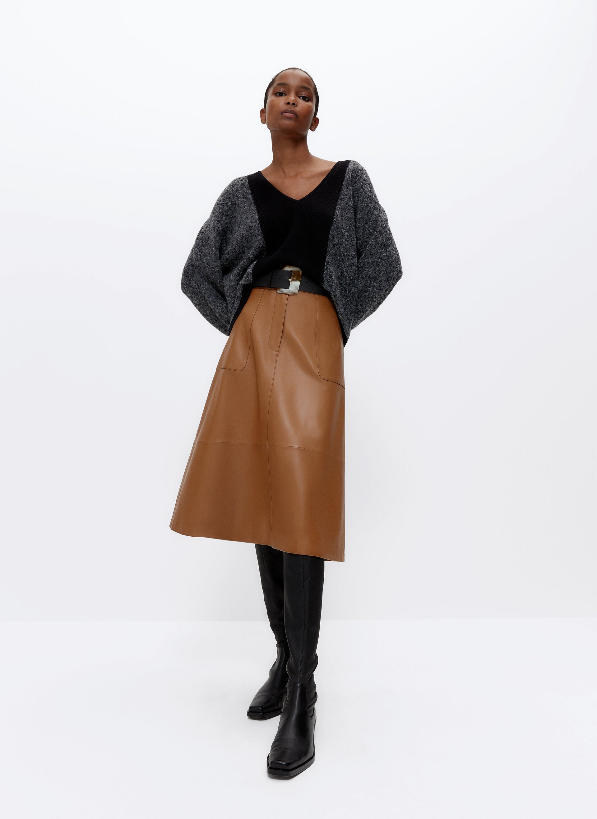 Las faldas de efecto piel se seguirán colando entre los imprescindibles del 2021, sobre todo si son de vuelo como esta de piel en color camel de la nueva colección de Uterqüe. Un must super cómodo para combinar todo el invierno con botas. (229 euros).