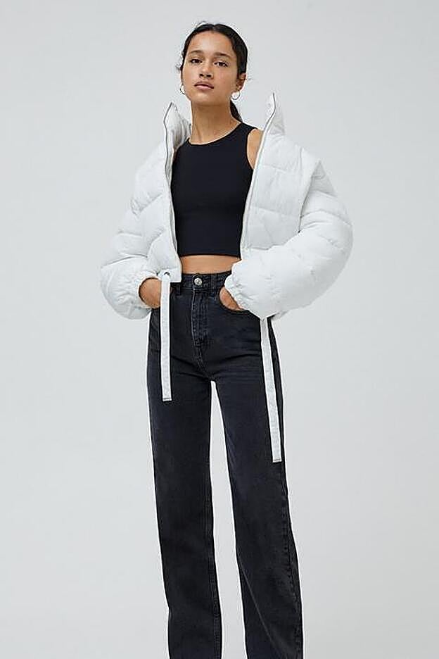 Estra chaqueta acolchada está disponible en tres favorecedores colores: blanco, negro o morado.