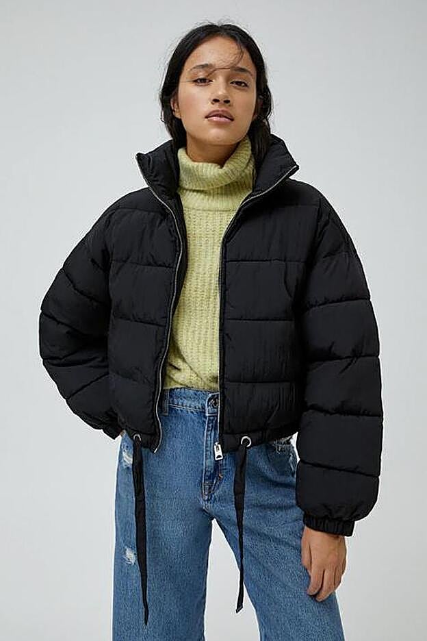 De diseño corto y cierre mediante cremallera frontal, esta chaqueta acompañará cada uno de su looks.