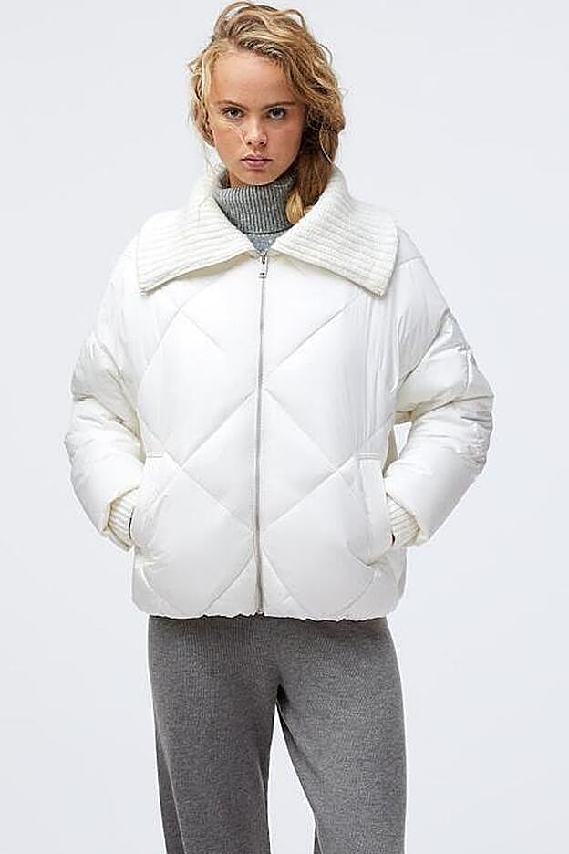 En color crudo, este favorecedor abrigo acolchado será tu imprescindible para los días de frío.