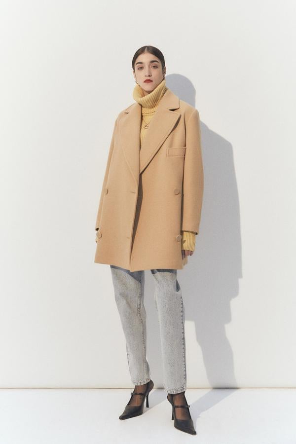 Abrigo recto cruzado en color beige. Rebajado de 79,99 a 39,99 euros.