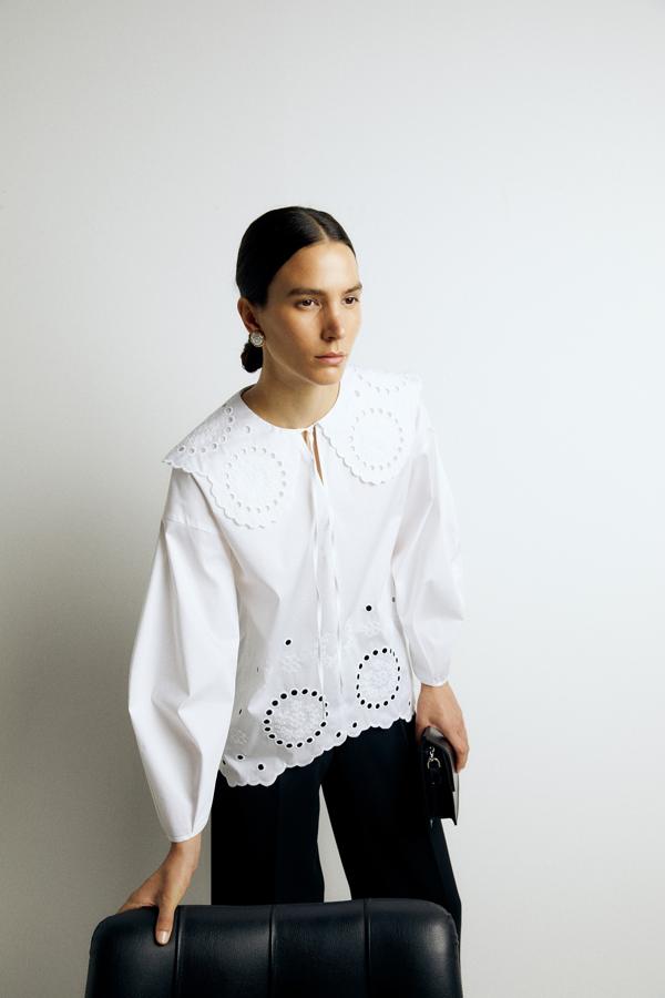 Cuerpo blanco bordado con cuello bobo. Rebajado de 39,99 a 25,99 euros.