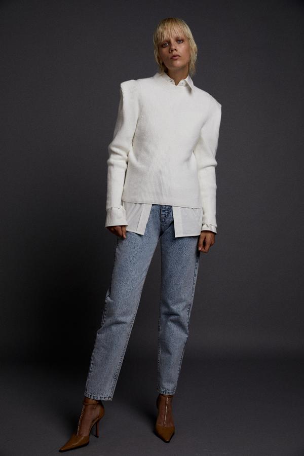 Jersey blanco con hombreras. Rebajado de 23,99 a 15,99 euros.