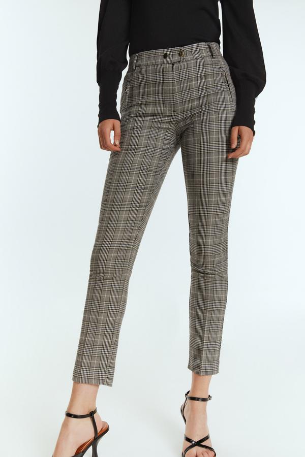 Pantalón estrecho de estampado de cuadros. Rebajado de 19,99 a 13,95 euros.