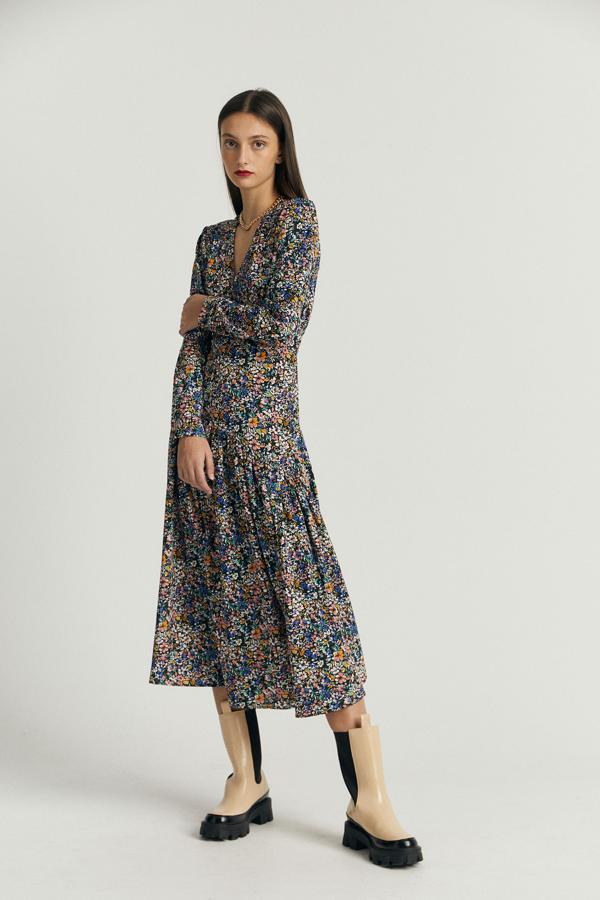 Vestido midi de flores. Rebajado de 25,99 a 15,99 euros.
