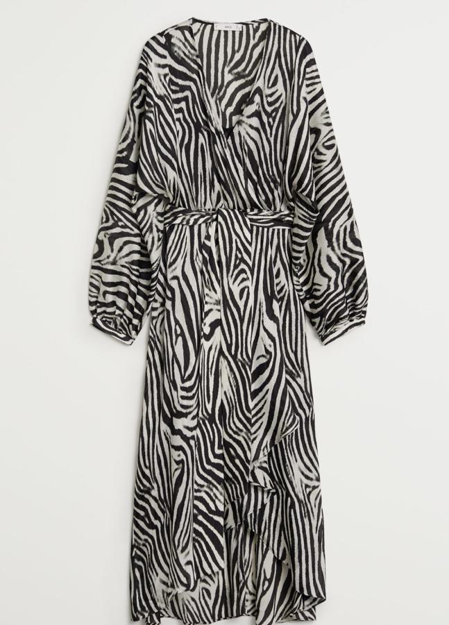 Con un precio rebajado de 39,99 euros, este vestido midi con estampado de cebra en blanco y negro cuenta con manga larga abullonada y cinta en la cintura con cierre de lazo.