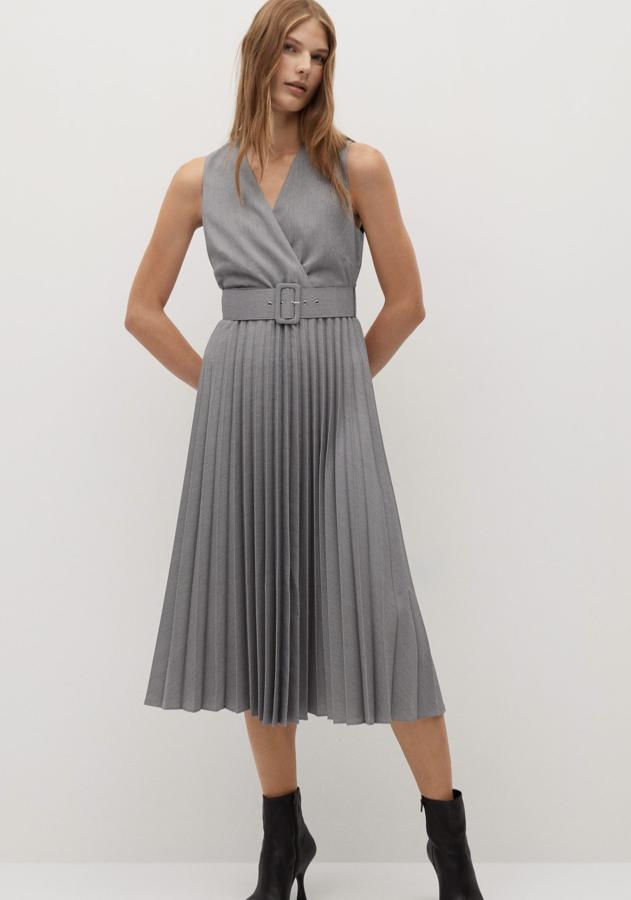 En color gris, este vestido midi con diseño acampanado y escote de pico cruzado cuenta con falda plisada y cinturón desmontable. Tiene un precio rebajado de 39,99 euros.