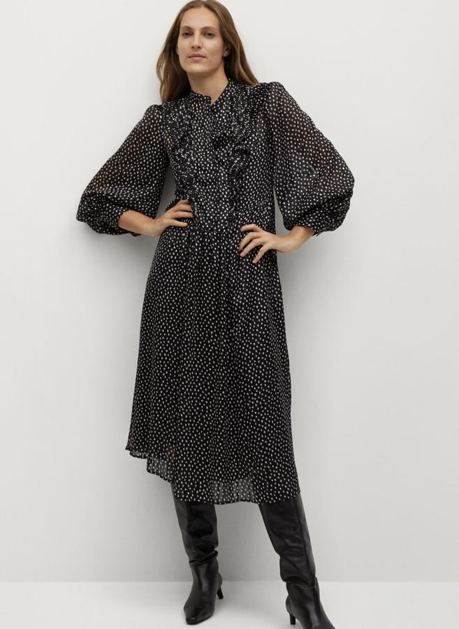 En color negro con lunares blancos, este vestido midi con diseño acampanado y manga larga abullonada tiene un precio de 39,99 euros.