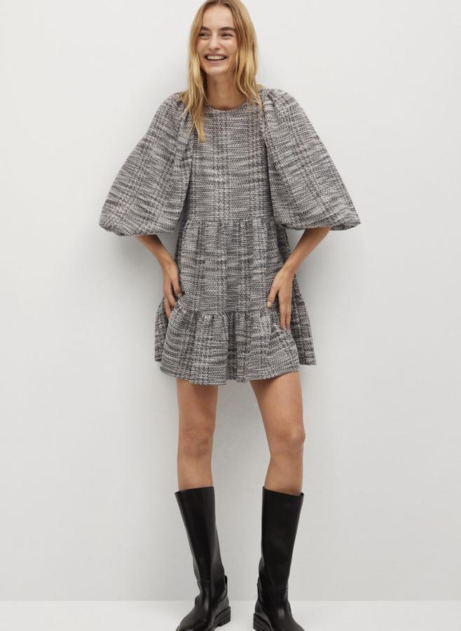 En color gris y con tejido con textura, este vestido acampanado con volante en el bajo y manga larga abullonada tiene un precio de 29,99 euros.