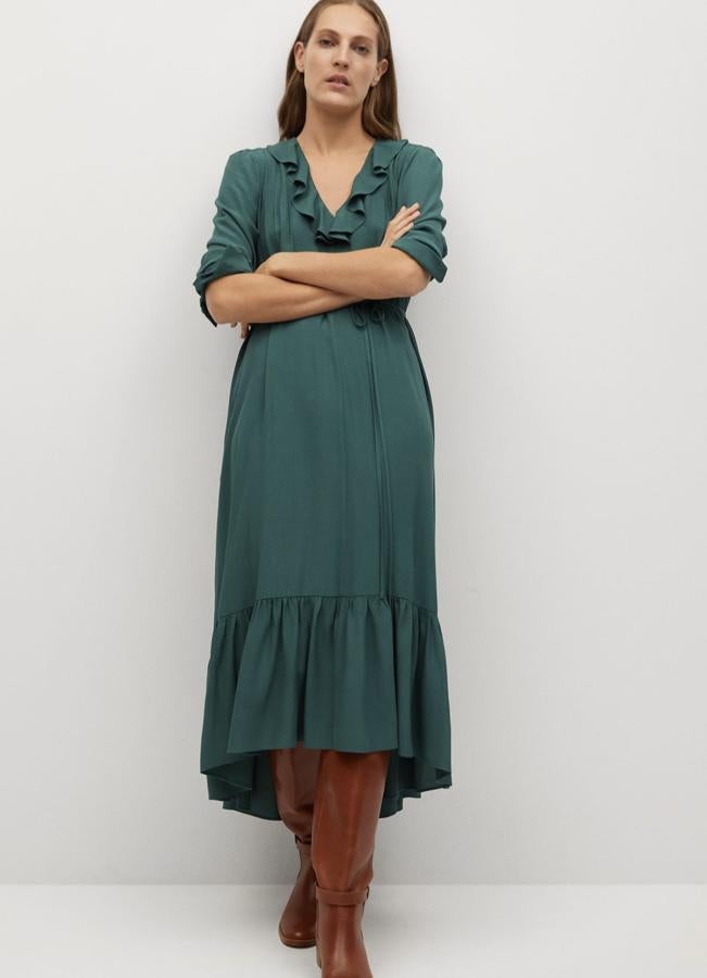 En color verde, este vestido largo con diseño acampanado cuenta cuello de pico con volantes y cordón ajustable a la cintura. Ahora tiene un precio de 39,99 euros.
