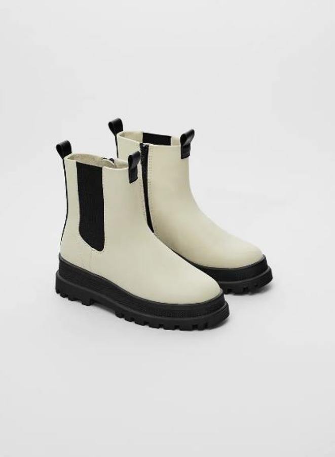 Botines chelsea con suela track en color blanco (29,95 euros).