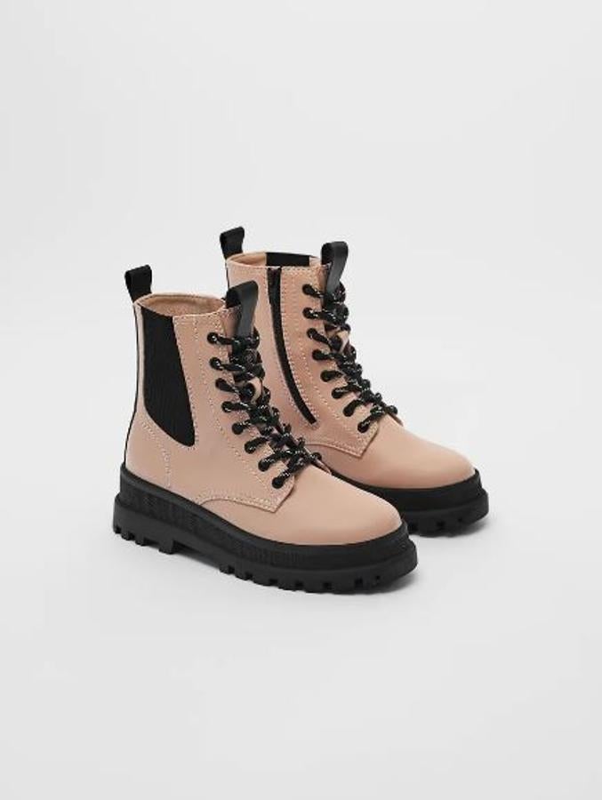 Botines tipo montaña con cordones en color rosa (29,95 euros).