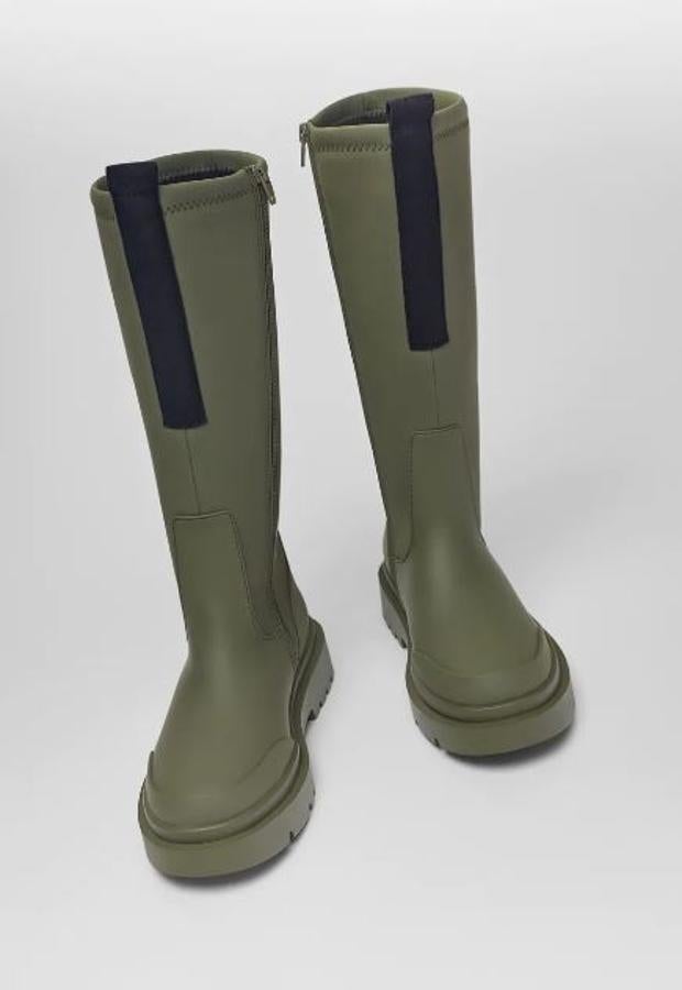 Bota engomada en color verde caqui (35,95 euros).