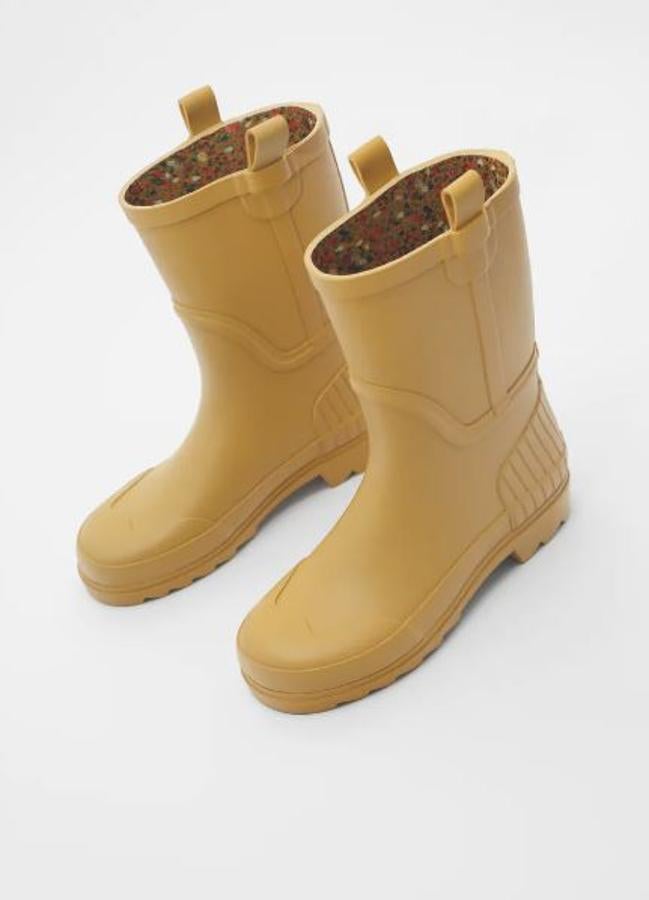 Botas de agua amarillas (32,95 euros).