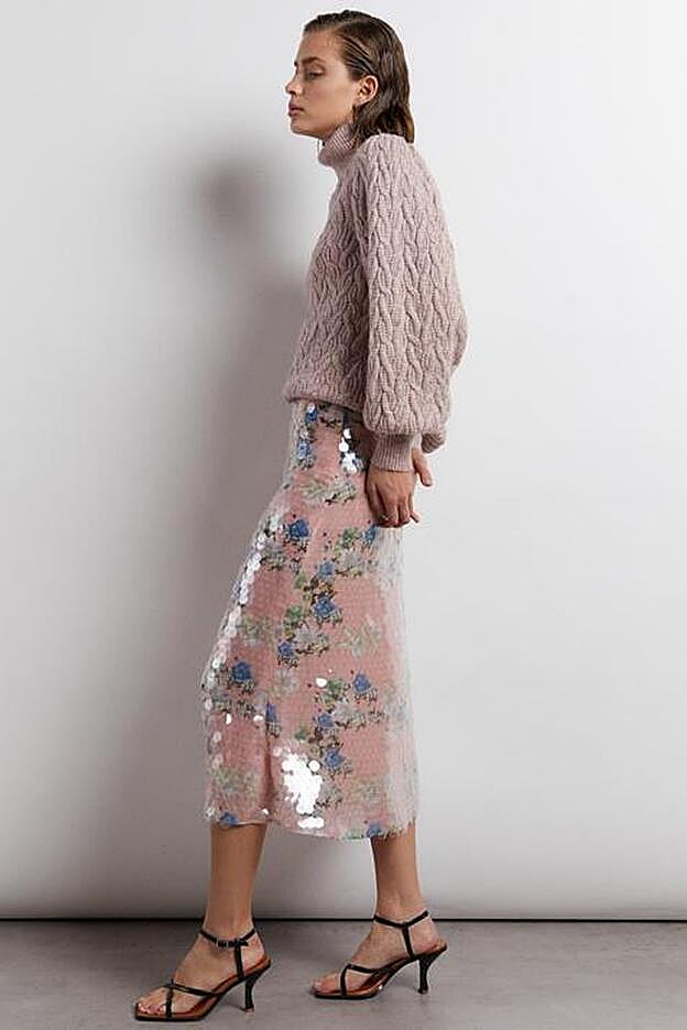 De lo más favorecedora y combinable con todos tus estilismos, esta falda te dará mucho juego.