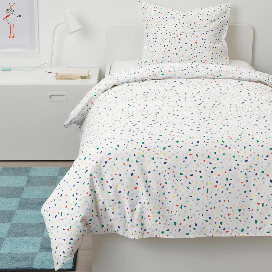 En color blanco con motivos mosaico multicolor, esta funda de 150x200 centímetros incluye una funda de almohada y tiene un precio de 10 euros.